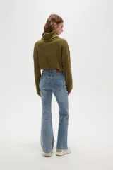 Pantalon jean de corte oxford, color negro, con tiro medio y ruedo desflecado.