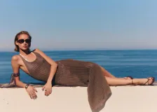 Vestido largo de tejido crochet en color marrón, con cuello redondo, tirantes anchos y diseño recto sin mangas.