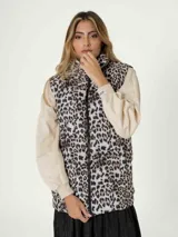 Chaleco puffer con estampado de leopardo y cierre frontal.