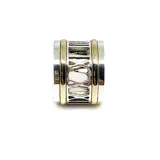 Anillo ancho de plata 925 con números romanos calados y detalles en lámina de oro de 18k.