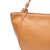 Cartera tipo shopper color suela, confeccionada en cuero sintético. Tiene un asa para llevar al hombro, forro interior textil y un bolsillo interno con cierre.