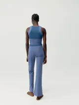 Top deportivo cropped negro, de sujeción media alta, con tejido Skin_Move ligero y resistente. Diseño elegante que combina tejido de alto rendimiento con malla transpirable. Banda ancha para sujeción y copas extraíbles.