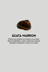 Gargantilla de cuero negro con dije de piedra blanca en forma de lágrima con engarce dorado.