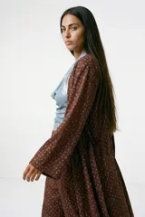 Kimono largo con estampado abstracto en tonos marrones, negros y blancos.