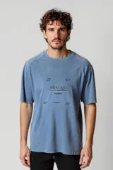 Remera celeste con estampado frontal con la palabra 'mission' y otros textos en negro.