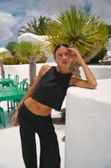 Top corto negro de lino y rayón, con escote redondo y corte recto.