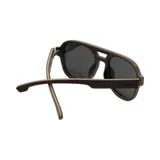 Lentes de sol tipo aviador con armazón superior negro y armazón inferior de madera.