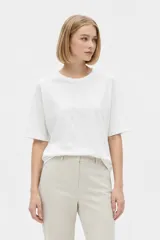 Remera blanca de manga corta, con cuello redondo y diseño holgado.