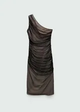 Vestido largo de fiesta con diseño asimétrico de un solo hombro. Confeccionado en tejido de malla drapeado sobre forro interior, presenta un corte entallado y cierre lateral con cremallera.