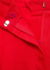 Pantalon de vestir de corte recto y tiro medio, confeccionado en lino con forro de algodón. Presenta cierre frontal oculto con botón, gancho y cremallera, además de bolsillos laterales.