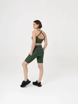 Calza corta de lycra verde militar, tiro alto, corte biker y bolsillos laterales.