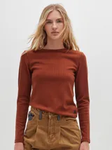 Remera de manga larga con cuello a la base, confeccionada en tejido acanalado con calce al cuerpo y diseño tipo crop.