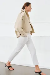 Jeans de tiro medio con corte flare y largo cropped. Presentan diseño de cinco bolsillos, cierre frontal con cremallera y botón, raya planchada en el delantero y bajo desflecado con acabado evasé.