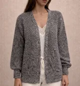 Cardigan de punto abierto con diseño melange, confeccionado en una mezcla de mohair y algodón. Presenta mangas largas con puños acanalados y un corte holgado.
