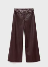 Pantalón de corte recto y tiro medio con efecto piel, diseño largo, trabillas en la cintura y cierre frontal de cremallera y botón, con cinco bolsillos.