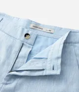 Bermuda slim de lino y algodón color beige, de corte ajustado, con trabillas para cinturón y bolsillos laterales y traseros.