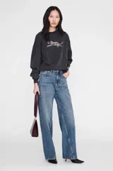 Buzo Anine Bing modelo Spencer Leopard, de color negro con efecto gastado. Presenta cuello redondo, hombros caídos y mangas largas. En el pecho cuenta con un estampado artístico de un leopardo con el texto bordado en rojo "ANINE BING".