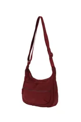Bandolera de nailon color negro, con cierre frontal y correa ajustable.