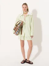 Short de vestir color verde claro, de tiro alto y corte recto.