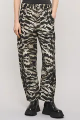 Pantalón de corte regular con estampado animal print tipo cebra en tonos negro y beige, bolsillos laterales y recortes con doble costura.
