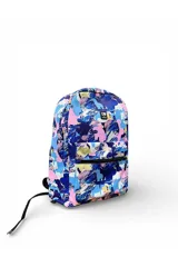 Mochila Ecko de diseño estampado con paisaje montañoso en tonos blanco, gris y lila, con bolsillo frontal con cierre rojo.