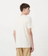 Remera básica de corte slim, manga corta y cuello redondo. Confeccionada en tejido de punto de algodón, presenta un diseño liso sin estampados.