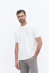 Remera de manga corta Brooksfield con textura, corte regular y arte bordado en el pecho.