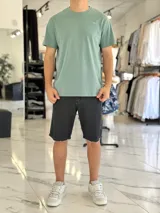 Remera negra de corte clásico y mangas cortas, con pequeño logo impreso en el pecho.