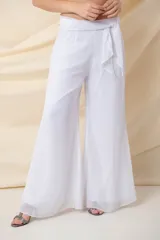 Pantalón palazzo de gasa color blanco, con cintura alta y lazo ajustable.
