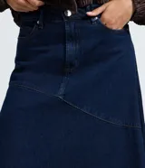 Pollera midi de tiro alto confeccionada en denim azul, con diseño de corte evasé, costuras con recortes curvos en el frente, bolsillos funcionales y cierre frontal con botón y cremallera.