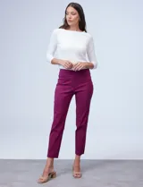 Pantalón verde militar de gabardina elastizada, marca Ruby Rd, corte recto, largo al tobillo y pretina ancha elastizada. Delantera con bolsillos simulados y trasera con bolsillos aplicados.