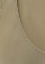 Musculosa color verde oliva con bajo asimétrico, cuello redondo y tirantes anchos.