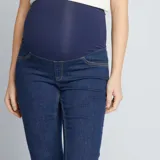 Jegging de jean azul oscuro para maternidad, con cintura alta de punto elástico azul marino. Corte ajustado.