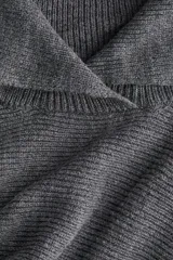 Capa de punto acanalado en color gris oscuro, con diseño holgado, cuello ancho y solapas delanteras.