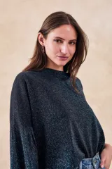 Sweater color beige de lurex, corte oversize, mangas 3/4 con volados.