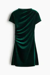 Vestido corto entallado de terciopelo en color verde oscuro, con escote redondo y mangas cortas. Presenta un diseño con pliegues laterales que crean un efecto drapeado en el frente.