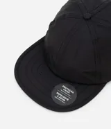 Gorra Viko de ala curva, confeccionada en poliamida impermeable con protección UV y ajuste trasero.