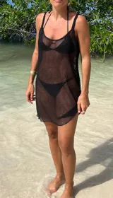 Vestido playero corto de red color negro, con breteles finos.