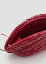 Bolso de mano pequeño con diseño trenzado en cuero ovino color rojo, con cierre a presión y forro interior de algodón.