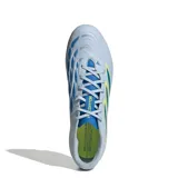 Championes de fútbol Adidas Predator Club Fg/Mg, color celeste con detalles en azul y amarillo neón. Presentan el diseño icónico de la línea Predator con las tres tiras laterales y suela con tapones para césped natural y artificial.
