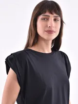 Remera negra de corte clásico con mangas cortas abullonadas.