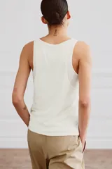Top de algodón y lino color blanco, de corte holgado, escote redondo y diseño sin mangas con efecto doble.