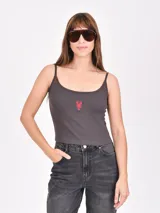 Musculosa gris oscura de tejido acanalado, corte ajustado y tirantes finos. Presenta un pequeño bordado de una langosta roja en el centro del pecho.