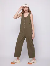 Enterito largo color verde militar, sin mangas, con botones veteados en la parte superior y bolsillos laterales.