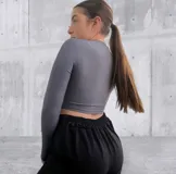 Remera blanca de tejido de punto acanalado, con cuello alto y abertura en el pecho.