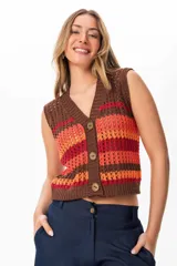Chaleco tejido a crochet con diseño a rayas horizontales en tonos marrón, naranja y rojo. Tiene escote en V, cierre con botones de madera y ribetes marrones.