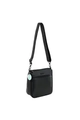 Bandolera negra con logo "TRENDY" en relieve en la parte superior y en la parte inferior. Cuenta con un bolsillo frontal con cierre y un charm colgante de color celeste.