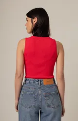 Top rojo de punto acanalado, sin mangas y con cuello redondo.