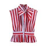 Blusa sin mangas con estampado de rayas verticales rojas y blancas, cuello alto con lazo grande y detalle de volados en la cintura.