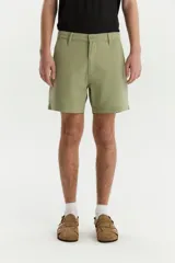 Bermuda de gabardina color verde oliva, corte recto y largo a la rodilla.